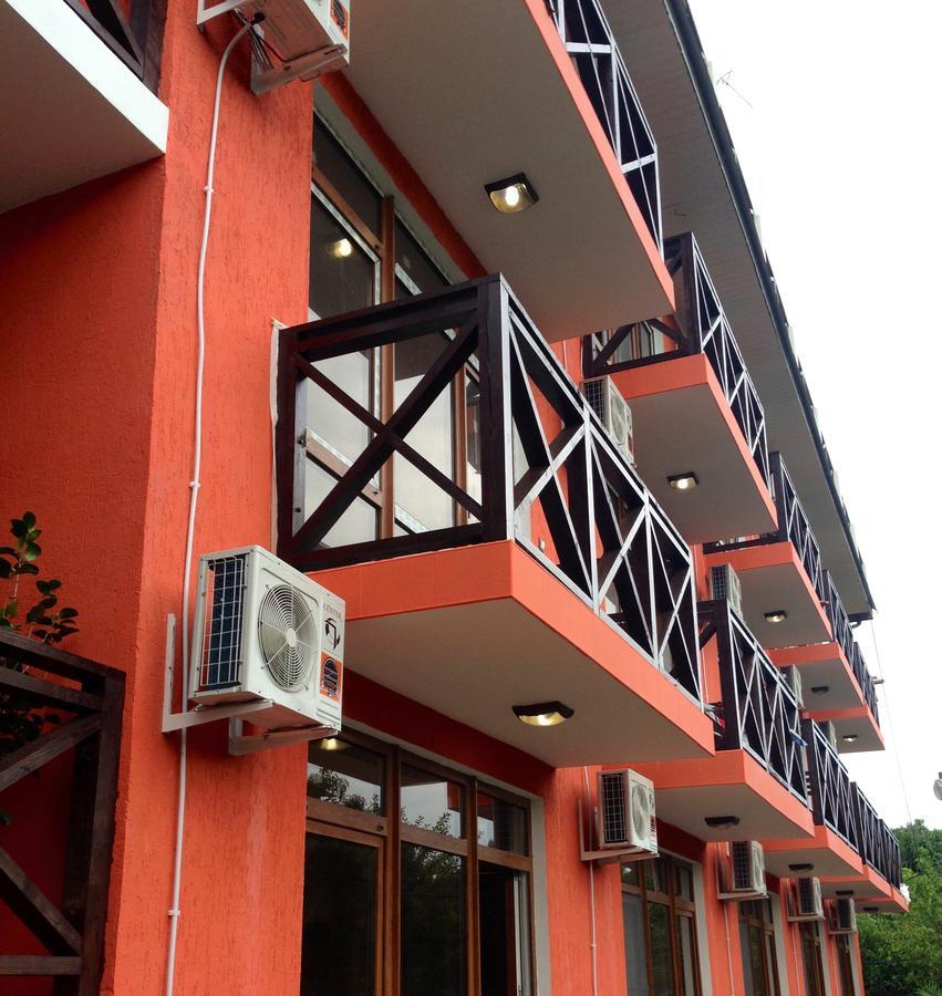 פיזונדה Viktoria Hotel מראה חיצוני תמונה