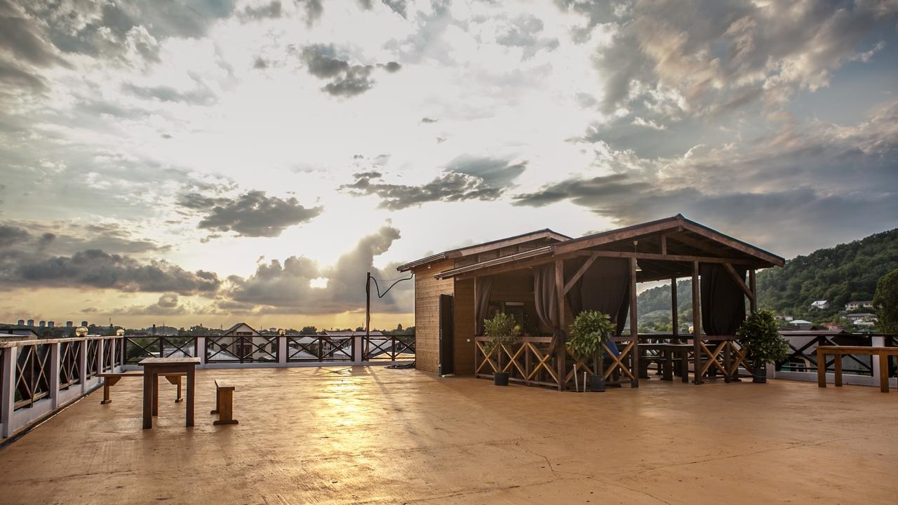 פיזונדה Viktoria Hotel מראה חיצוני תמונה